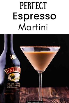 A chilled espresso martini garnished with coffee beans. Espresso Martini With Baileys, Creamy Espresso Martini, Baileys And Vodka, Baileys Recipes, Espresso Martini Recipe, Vodka Lemonade, Make Simple Syrup, After Dinner Drinks, Martini Recipe