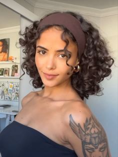 Short Curly Hairstyles Latina, Curly Hair In Headband, 2c Curly Hair Short, Headbands With Curly Hair, Short Curly Hair Headband Styles, Headband Short Curly Hair, Short Curly Hair Headband, Headband Hairstyles Short Curly Hair, Headband For Curly Hair