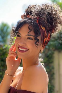 Curly Bun With Scarf Curly Hippie Hairstyles, Hippie Curly Hair, Curly Heads, Curly Hair Up, Headwrap Hairstyles, Κούρεμα Bob, Fall Hair Cuts, Hair Scarf Styles, Fishtail Braid