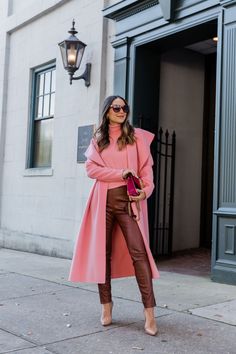 Look Working Girl, Pink And Burgundy, Look Rose, Moda Chic, Pink Coat, Pink Outfits, Inspiration Mode, Fall Winter Outfits, Look Cool