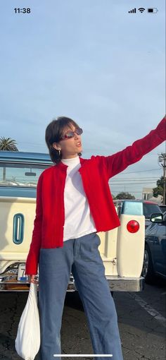 Emma Chamberlain Autumn Outfits, Emma Chamberlain Cardigan, Emma Chamberlain Outfits 2023, Emma Chamberlain Haircut, Emma Chamberlain Short Hair, Emma Chamberlain Hair, Red Cardigan Outfit, Emma Outfits, Emma Chamberlain Outfit