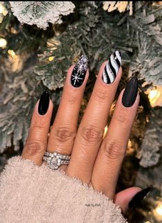 Chrisrmas Nails, Christmas Nail Ideas Winter, Nail Ideas Winter, Sparkly Christmas Nails, Christmas Nail Ideas, Holiday Nails Winter, Natural Acrylic Nails, Holiday Nails Christmas, December Nails