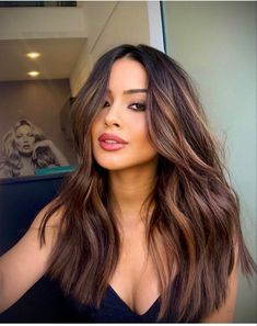 Brunnete Hair Ideas Colour Caramel, Hair Color For Mexican Skin Tone, Rich Hair Color Ideas, Spring Brunette Hair, Dark Hair Trends, Caramel Balayage With Money Piece, Spring Hair Color Trends, Outfit Looks