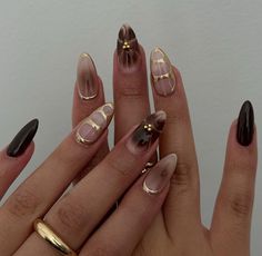 Autumn Nail Asthetic, Brown Fall Nail Set, Simple Autumn Nails Almond, Gel Polish Nail Designs Brown, Nails Inspo 2024 Fall, Black Brown Nail Art, Autumn Nail Inspo Almond, Brown Nails And Gold, Brown Nails Inspo Aesthetic