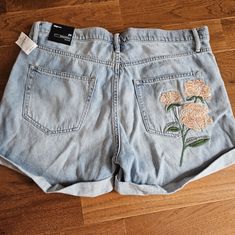 Womens Gap Girlfriend Mid Rise Light Wash Denim Shorts. Peach Embroidered Flower On Back Pocket. Size 29. Fits Relaxed. Discontinued Style I Never Wore. Smoke Free. Rolled Hem Is Sewn. 100 Percent Cotton. Waist Aligned Across- 16 In Flat Fron Rise- 10 Inch Inseam- 3.5 Inch Embroidered Relaxed Fit Bottoms For Summer, Casual Embroidered Shorts With Relaxed Fit, Gap Denim Jean Shorts For Spring, Gap Jean Shorts For Spring, Casual Embroidered Relaxed Fit Shorts, Gap Cotton Shorts For Spring, Casual Embroidered Cotton Jean Shorts, Gap Short Summer Jeans, Casual Cotton Embroidered Jean Shorts