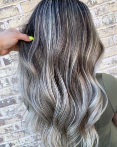 Beauty & Glam by Jhely on Instagram: “HAIR GOALS 👌🏼🔥 #foilayage #balayage #ashblondehair #hairstylist #colorspecialist #trendyhair #hair #freshcolor #blondebalayage #newberrysc…” Natural Grey Balayage, Toner Formulas, Grey Balayage, Gray Balayage, Hairstyle Tips, Gorgeous Hair Color