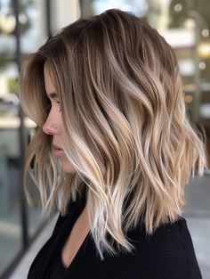 Chic and Modern Short Hair Balayage Ideas for 2024 Mid Hair Color Ideas, Dark Blonde Balayage Lob, Short Hair With Balayage Brunettes, Collarbone Length Hair Blonde Balayage, Fall Bronde Balayage Short Hair, Shoulder Length Hair With Balayage, Fall Blonde Short Hair, Bronde Bob Short, Short Bob Blonde Balayage