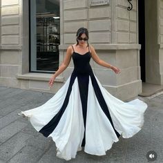 vi varias italianas usando esse 🥹 Slip Maxi Dress, Long Party Dress, White Spaghetti, White Spaghetti Strap, Black And White Dress, فستان سهرة, Maxi Dress Evening, Summer Party Dress, Black N White Dress