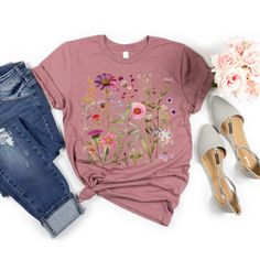 Floral Applique Short Sleeve Top In Relaxed Fit, Pink Short Sleeve Shirt With Plant Print, Casual Crew Neck T-shirt With Floral Applique, Pink Floral Print Short Sleeve T-shirt, Pink Graphic Tee With Plant Print, Pink Graphic Tee With Plants Print, Pink T-shirt With Plant Print, Short Sleeve, Pink Crew Neck Top With Plant Print, Spring Casual T-shirt With Floral Applique