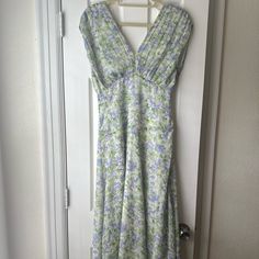 Brand New Floral Midi Dress - Size Small - Condition: Never Worn, Tags Still Attached - Color: Beautiful Blend Of Green And Lavender - Design: Elegant Floral Pattern, Perfect For Spring And Summer Occasions - Style: Midi Length With A Flattering V-Neck And Pleated Details On The Bodice - Material: Lightweight And Breathable Fabric For All-Day Comfort - Size Small Add A Touch Of Sophistication To Your Wardrobe With This Stunning Floral Midi Dress. Ideal For Garden Parties, Weddings, Or Casual Out Lavender Floral Print Maxi Dress For Garden Party, Purple V-neck Midi Dress For Garden Party, Lavender Sleeveless Floral Print Maxi Dress, Lavender Floral Print Sleeveless Maxi Dress, Lavender Floral Print Sundress, Purple Sundress Maxi Dress For Garden Party, Lavender Sundress For Garden Party, Lavender Floral Print Midi-length Dresses, Lavender Floral Print Maxi Dress