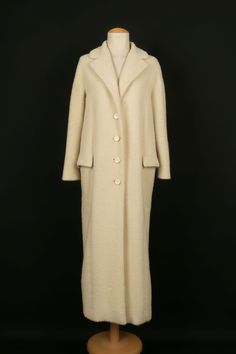 DIOR -Long manteau agrémenté d'un col en fourrure amovible. Pas de taille indiquée, il convient à un 36FR. Condition : Très bon état Dimensions : Largeur d'épaules : 40 cm - Poitrine : 50 cm - Longueur des manches : 50 cm - Longueur : 130 cmDelivery 5-8 or 10-15 working days Please note that during high season and Sale period, delivery times may be affected We accept payment with a Credit card, Debit card, or PayPal. Dior Coat, Removable Collar, Chic Me, Exclusive Bag, Blue Jacket, Debit Card, Dior Bag, Sleek Design, Christian Dior