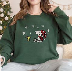 Snoopy Fall Sweatshirt, Christmas Hoodies Aesthetic, Christmas Embroidery On Clothes, Sweatshirt Sleeve Embroidery, Snoopy Clothes Aesthetic, Cute Christmas Sweatshirts, Snoopy Merch, Snoopy Clothes, Christmas Pajama Shirts