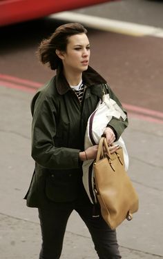 Shopping In London, Country Chic Outfits, Barbour Style, Librarian Style, Azzedine Alaïa, Green Windbreaker