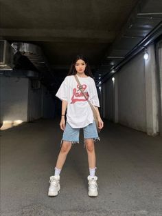 Oversized Jorts Outfit Women, Summer Outfits Japan Street Styles, How To Style Long Shorts, Long Shorts Outfits Women, Summer Outfits Japan, Summer Casual Outfits, Boyish Outfits, Short Pants Outfit, Japan Outfit