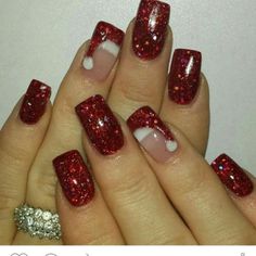 Paint your nails for Christmas with sparkly festive designs that you can check out in these ideas. Santa Hat Nails, Diy Christmas Nail Art, Nail Christmas, Christmas Nails Diy, Santa Nails, Xmas Nail Art, Christmas Nails Easy, Cute Christmas Nails, Christmas Gel Nails