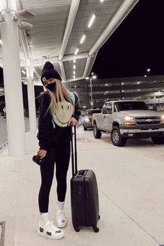 Check out the best airport outfits ideas for women 2022, comfy airport outfits aesthetics, best traveling outfits. You will also discover casual outfits,airport outfit Korean, baddie outfits, streetwear style, Pinterest outfits, trendy summer outfits 2022, spring outfits, and winter outfits that will inspire you. Casual Outfits Airport, Trendy Summer Outfits 2022, 2022 Spring Outfits, Traveling Outfits