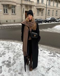 Outfit Ideas With Hats Winter, Black Coat Scarf, Wonter Hat, Rainy Europe Outfit, Coatigan Outfit Winter, Coat With Scarf Outfit, Toque Outfit, Black Winter Coat Outfit, Wool Scarf Outfit