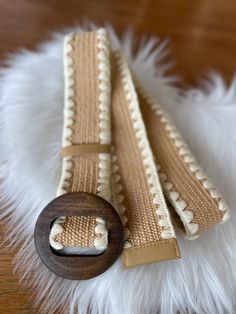 Fall for this superb golden beige braided straw effect elastic belt decorated with embroidery and round wooden buckle. It adapts to all sizes for an original look. Wear over a tunic, a dress, loose pants for a timeless vintage and boho style. Perfect to give as a gift or to treat yourself! Length 107cm Width 4.5cm Buckle diameter 7.5cm Chic Woven Belts For The Beach, Chic Woven Belts For Beach, Chic Woven Belt For Beach, Beige Woven Belts For Spring, Spring Beige Woven Belt, Beige Woven Belt For Vacation, Chic Belts For Spring Vacation, Casual Woven Belts For Spring, Adjustable Beige Belt For Spring