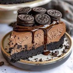 a chocolate cheesecake with oreo cookies on top