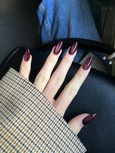 Cherry Mocha Cat Eye Nails, Dark Purple Maroon Nails, Almond Acrylic Nails Cat Eye, Burgundy Cat Eye Nail Designs, Cat Eye Nails Burgundy, Winter Maroon Nails, Dark Red Cateye Nails, Dark Autumn Nail Designs, Burgundy Cateye Nails