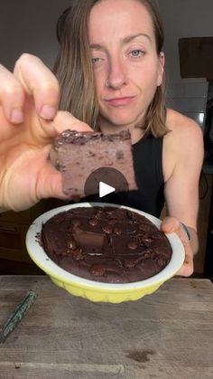 13K views · 156 reactions | EASY QUINOA BROWNIES 🔥 Healthy Vegan Weight Loss Style!!  I LOST 60 POUNDS EATING SWEET TREATS JUST LIKE THIS ✨  Get all my vegan oil free ebooks for maximum weight loss 🔗 in my bio  My goal is to get people to enjoy simple whole plant foods in the yummiest way possible and these super fudgy quinoa brownies really hit the spot!  Ingredients 1/2 cup soaked quinoa 2 ripe bananas 3 medjool dates 1.5 tbsp chia seeds 1 tsp baking powder Pinch of salt 3 tbsp cacao powder 2 tbsp peanut butter powder (optional) 1 tsp vanilla 1/2 cup plant milk  1. Soak quinoa in boiling water for 10-15mins. Then add everything to a blender and blitz until smooth. 2. Pour into a baking tray, add optional chocolate chips & bake in the oven at 180 Celsius for 25 minutes!  #veganweightlos Quinoa Brownies, Broccoli Mum, Ami James, Brownies Healthy, Vegan Oil Free, Butter Powder, Cup Plant, Easy Quinoa, Healthy Candy