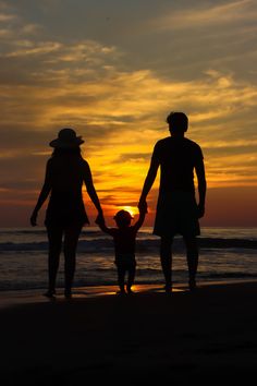 Playa 
Familia en la playa 
Atardecer Beach Poses Family Of 3, Family Beach Pictures Sunset, Family Photoshoot At The Beach, Family Of 3 Photo Ideas Beach, Beach Photo Ideas Family, Beach Poses Family, Family Photos On Beach, Beach Photoshoot Ideas Family