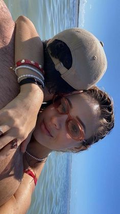 Couple Pic At The Beach, Couple Picture On Beach, Beach Couple Insta Story, Beach Pics For Couples, Beach Photo With Boyfriend, Beach Couple Selfies, Beach Inspo Pics Couple, Beach Day With Boyfriend, Beach Pose Couple