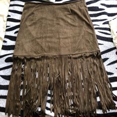 New Rue 21 Suede Skirt Casual Fringe Skirt For Fall, Casual Fringe Mini Skirt, Casual Mini Skirt With Fringe, Casual Fitted Fringe Skirt, Fitted Casual Skirt With Fringe, Casual Fitted Skirt With Fringe, Chic Brown Fringe Skirt, Brown Fringe Mini Skirt, Suede Fringe Skirt