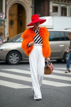 Orange Fur Coat, Street Mode, Paris Street Style Fall, Planet Fashion, Road Kill, Walking Down The Street, Mary Stuart, Woman Walking, Dramatic Style