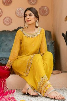 Maiyan Outfit Salwar Suits, Mayo Dresses Pakistani Simple Yellow, Mayo Simple Dress, Haldi Suit Design Pakistani, Yellow Embroidery Suit, Mayo Dresses Pakistani, Mayon Poses, Mayon Dresses For Bride Sister, Mayon Dresses Pakistani Simple