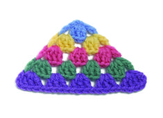 a crocheted triangle is shown with many colors