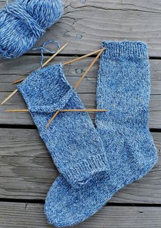 A pair of knitted socks on knitting needles Knitted Socks Free Pattern, Knitting Patterns Free Beginner, Knitting Instructions, Sock Knitting Patterns, Crochet Socks, How To Purl Knit, Sock Patterns, Online Pattern, Garter Stitch