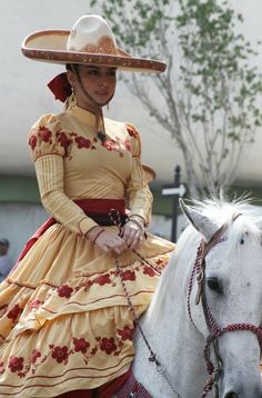 Charro Outfit, Mexican Quinceanera Dresses, Ballet Folklorico, Quinceanera Photography, Fiesta Dress