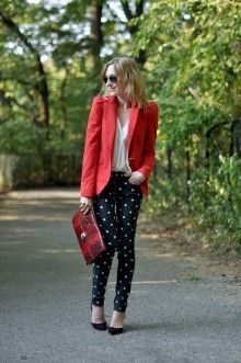 Bleizer rojo+ polka dots Dot Pants Outfit, Polka Dot Pants Outfit, Jeans Petite, Polka Dot Pants, Moda Chic, Sleep Wear, Red Blazer, Blazer Outfits, Wearing Red