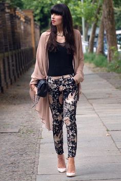 There are so many #beautiful Oriental #patterned #trousers in the shops at the moment! Street Mode, Asos Fashion, Late Spring, Floral Pants, Looks Style