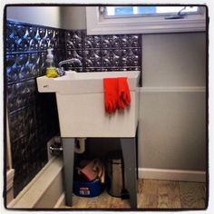 a small bathroom with a sink, toilet and bathtub in it's corner