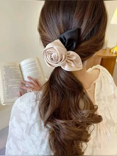 #reading #aesthetic #ideas #coquette #style #hair #hairstyles #estilos #pelo #cabello #books #libros #quotes #fashion #model #life #lifestyle Rose Hairpin, Couture Hair Accessories, Scrunchies Aesthetic, Hair Accessories Diy Headband, Hair Ties Diy, Diy Hair Scrunchies, Rose Hair Clip, Hair Tie Accessories, Women Hair Accessories