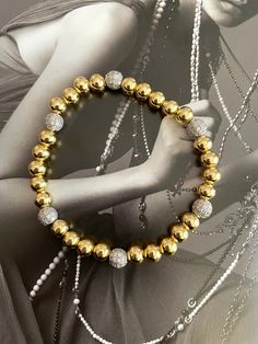 Esta elegante pulsera presenta cuentas chapadas en oro de 6 mm con incrustaciones de circonitas. Perfecta para cualquier ocasión, esta impresionante pieza añade un toque único a cualquier conjunto. Elegant Crystal Bracelet With 8mm Beads, Elegant Gold Stretch Bracelet, Elegant Beaded Bracelets With Sparkling Stones, Elegant 8mm Beaded Crystal Bracelet, Elegant Round Crystal Bracelet With 8mm Beads, Elegant Gold Cubic Zirconia Beaded Bracelets, Elegant Gold Beaded Bangle Bracelets, Elegant Gold Bangle Bracelet With Beads, Gold Beaded Rondelle Crystal Bracelet