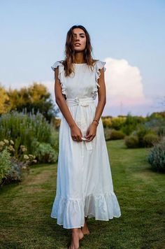 Pretty White Spring Dress with Ruffled Sleeves and Hemline Gaun Fashion, Skirt Maxi, Outfit Jeans, Cooler Look, 2019 Fashion, Mode Inspo, The Grass, Trendy Dresses, Street Styles