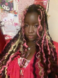 Neapolitan braids, sanrio, pink Doechii Braids, Pink Braided Hairstyles, Simple Box Braids, Black And Pink Braids, Pink And Black Braids, Neapolitan Hair, Pink Braids