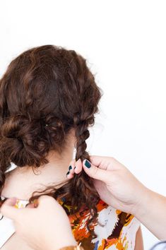 Curly hair updos can be tricky. But this one is easy and cute! This rope twist updo works really well for a casual or fancy occasion, and no one will be the wiser that it only took a few minutes to do. Click through for the step by step instructions on this easy as pie hair tutorial. #hair #hairtutorial #hairdiy #curlyhair Hairstyles For Hair, Casual Hair