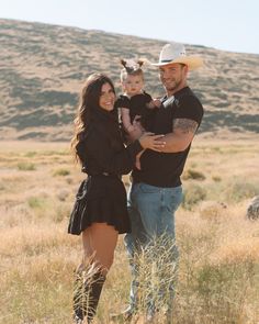 Family photos for this sweet lil family.🫶🤍 #carsoncityphotographer #renophotographer #laketahoephotographer #renotahoephotographer #renonevada Country Christmas Pictures Family, Family Photos All Black Outfits, Boho Western Family Photoshoot, Western Christmas Family Photos, Family Photo Outfits Western, Fall Family Photos Western, What To Wear For Family Pictures, Western Family Pictures With Kids, Family Western Photoshoot