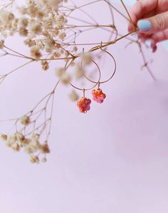 Pendientes flores naranja colgantes de cerámica, hechos en Barcelona y aro de rodio baño oro. Estos aros están inspirados en la naturaleza y sus formas. Serán un amuleto de la suerte. MATERIAL:  -cerámica -Acero quirúrgico bañado en oro TAMAÑO: 12mm largo x 12mm ancho (cada flor)  Aro de 2,5cm Ø Este delicado par de aretes de cerámica son ideales para lucir a diario y resaltar tus looks casuales, puedes usarlos para cualquier salida o evento.  Son ligeros y muy cómodos, un bonito regalo hecho a Glass Mushrooms, Chandelier Earrings, Beauty Book, Etsy Accessories, Spain, Jewelry Earrings, Accessory Gift, Gift Card, Electronic Accessories