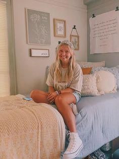 Country Dorm Room, Purdue Dorm, Boho Dorm Room Ideas Colleges, Dorm Room Boho, Boho Dorm Room Ideas, Pretty Dorm Room, College Bedroom Decor