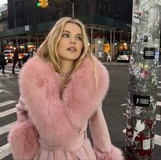 Feminine Winter Outfits, Outdoor Christmas Decoration Ideas, Outdoor Decoration Ideas, Christmas Decoration Ideas, Stylish Winter Outfits, Winter Fashion Outfits Casual, Pink Fur, Mode Inspo, Fur Fashion