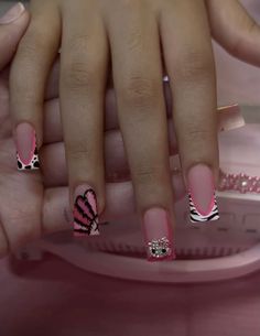 Short Acrylic Nails Exotic, Vantines Day Nails, Nail Ideas Acrylic Y2k, Colored Acrylic Nails Short, Unique Acrylic Nails Short, Klaws Nails Acrylic, Bad And Boujee Nails Short, Valentines Day Nails With Initials