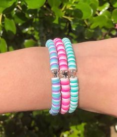 Clay Bead Bracelet Ideas Bright Colors, Bad Bunny Clay Bead Bracelet, Flat Bracelet Ideas, Braclete Pattern Clay Beads, Preppy Clay Bead Bracelets Ideas, Clay Bead Bracelet Ideas Preppy, Clay Bead Bracelets Ideas, Bracelets Crochet, Bracelets Preppy