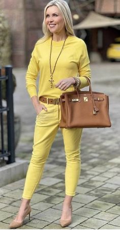 Yellow Pants Outfit Street Style, Spring Outfits Inspiration, Yellow Pants Outfit, November Outfits, Stockings Outfit, Inspiration For Women, Yellow Pants, Blazer Style