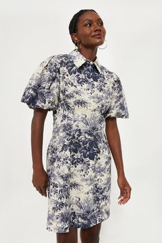 Toile Pattern, Feminine Details, Textile Crafts, Plus And Minus, Cocktail Attire, Weekend Wear, Gold Accessories, Night Looks, Polished Look