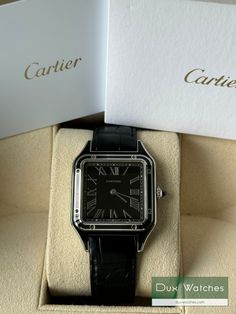 El Cartier Santos se introdujo en 1911 y se considera el primer reloj de pulsera para hombre. Fue diseñado por Louis Cartier y recibió su nombre en honor al pionero de la aviación Alberto Santos-Dumont, después de que usara los primeros prototipos del reloj durante sus vuelos. El diseño de caja cuadrada era único para la época y los tornillos expuestos alrededor del bisel sostenían el vidrio en su lugar y estaban destinados a parecerse a las patas de la Torre Eiffel. Combinado con un dial altame Cartier Santos Dumont, Tank Watch, Cartier Santos, Cartier Tank, Timeless Luxury, Cartier Watch, Chic Leather, Luxury Timepieces, Innovative Fashion